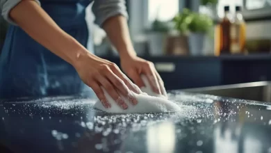 Personne nettoie sa cuisine avec bicarbonate soude min