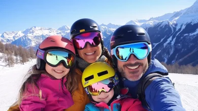 Famille au ski faisant selfie