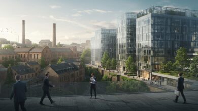 Ville moderne intégrant des bâtiments en verre avec des architectures historiques en arrière-plan.