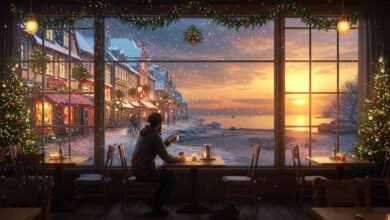 Voyageur solitaire assis dans un café festif, vue sur une rue européenne enneigée et un paysage côtier ensoleillé.