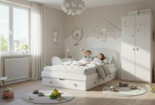 Enfant allongé sur un lit bien fait dans une chambre lumineuse aux couleurs pastel.