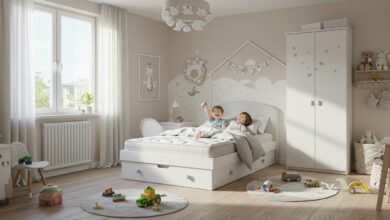 Enfant allongé sur un lit bien fait dans une chambre lumineuse aux couleurs pastel.