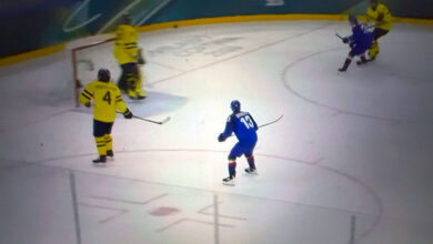 Matt Bradley lors du match de hockey Suède-Italie aux jeux olympiques de Milan Cortina en 2026