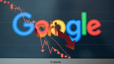 Montage graphique d’un écran de marché boursier affichant le logo de Criteo en baisse, en surimpression devant un grand logo Google flou en arrière-plan. Les courbes rouges de cours déclinants contrastent avec les couleurs vives de Google, pour symboliser la pression du géant sur l’entreprise française. Ambiance sobre, professionnelle, style photo illustrative de presse économique.