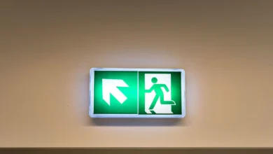 Panneau de sortie de secours dans un etablissement recevant du public
